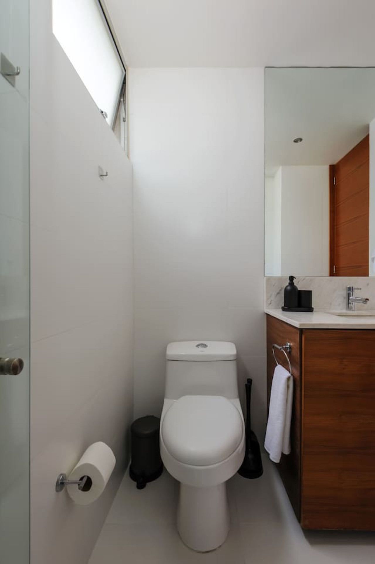 NEW! Modern 2-Bdr Apartment with Cozy Balcony