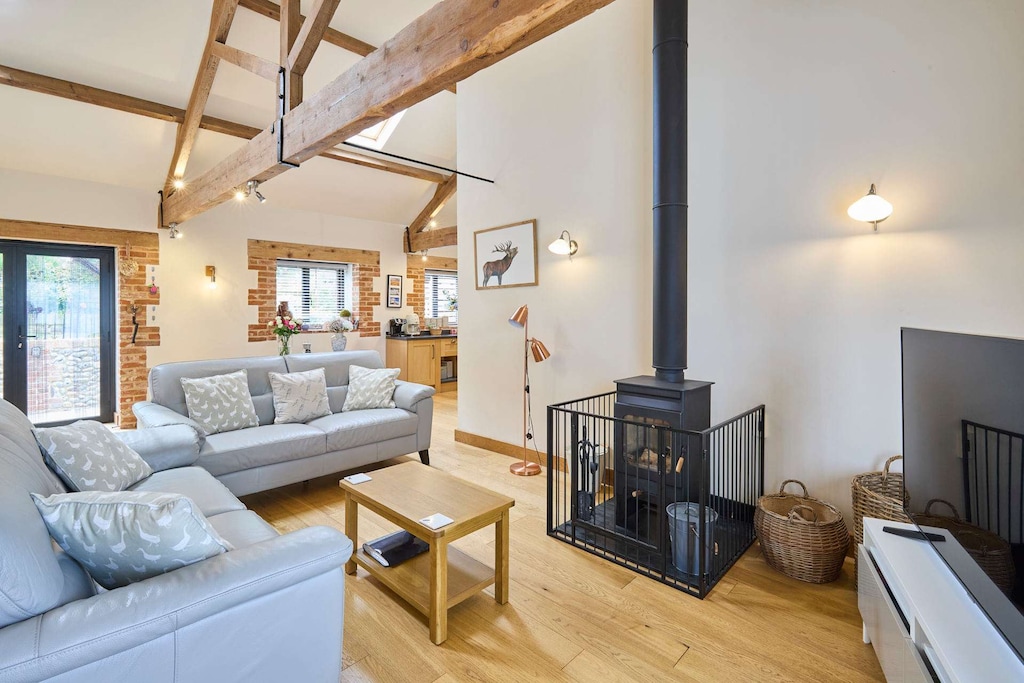 Rupert's Barn, Gimingham - Host & Stay