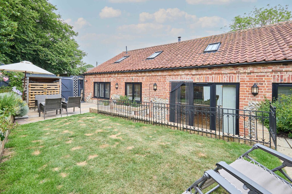 Rupert's Barn, Gimingham - Host & Stay