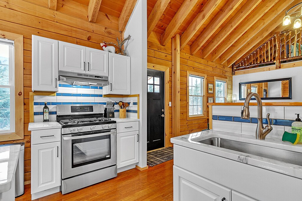 - Stainless steel oven and stove for easy home cooking   - Warm wood cabin walls and vaulted ceiling charm   - Functional layout designed for family gatherings