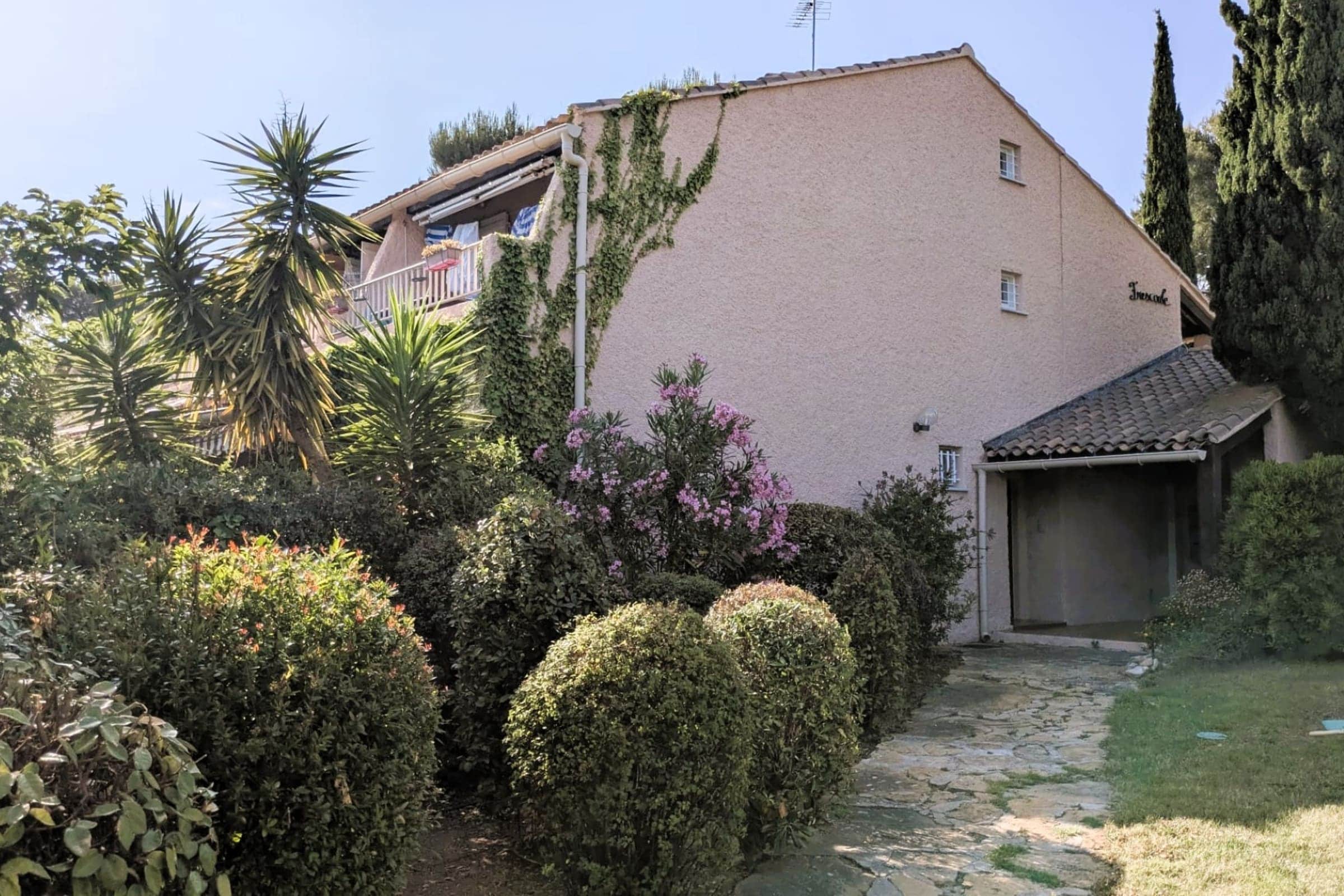Apartment with terrace near the sea