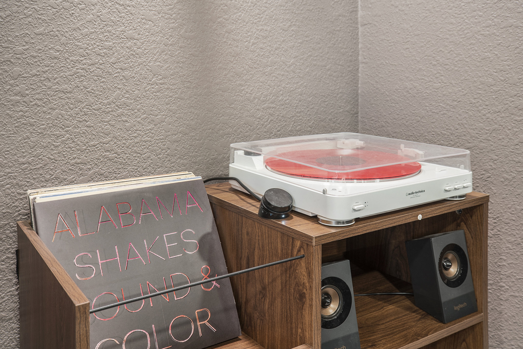 Colorful Getaway | Hot Tub + Enchanting Yard