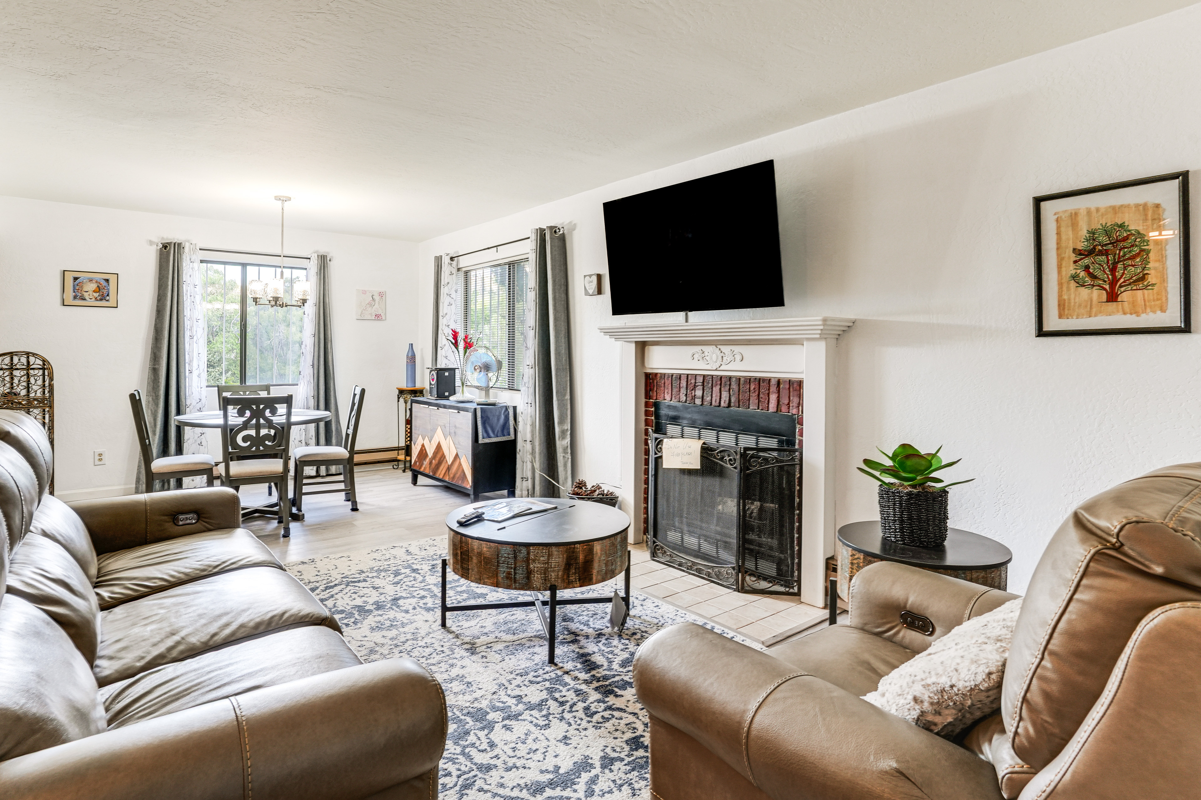 1 Mi to Whiskey Row + Town Sq: Remote Work Hub!