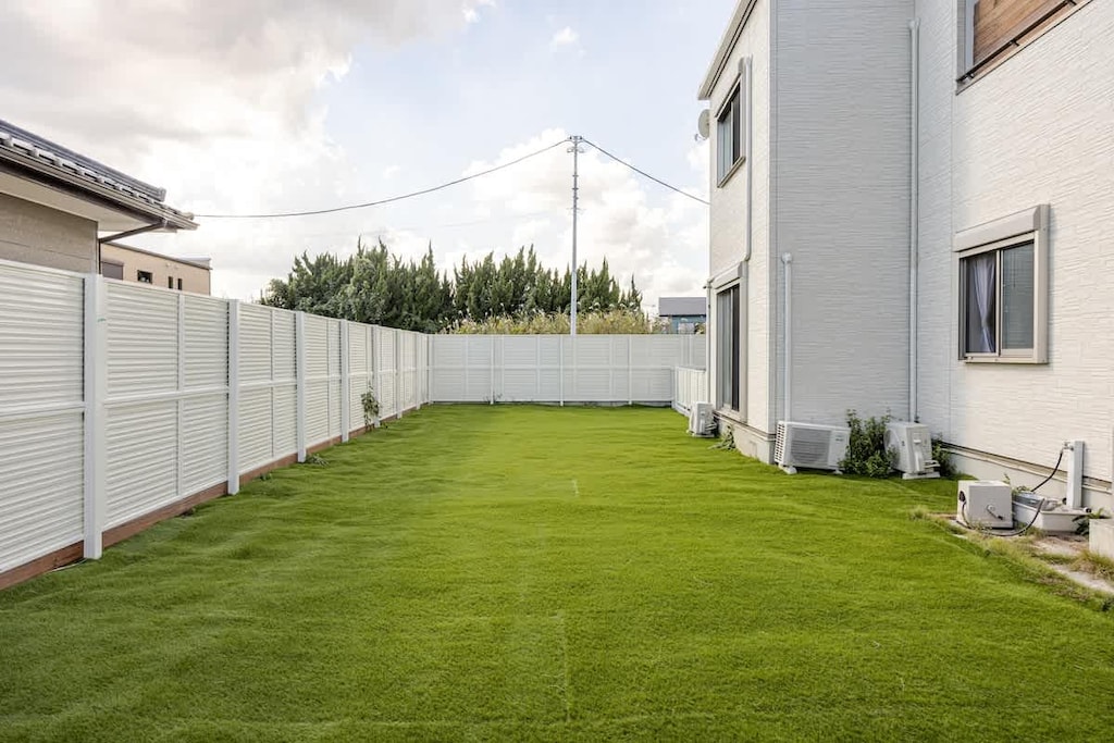 広大な芝生でドックランができます。　ワンちゃんに優しい芝生です。