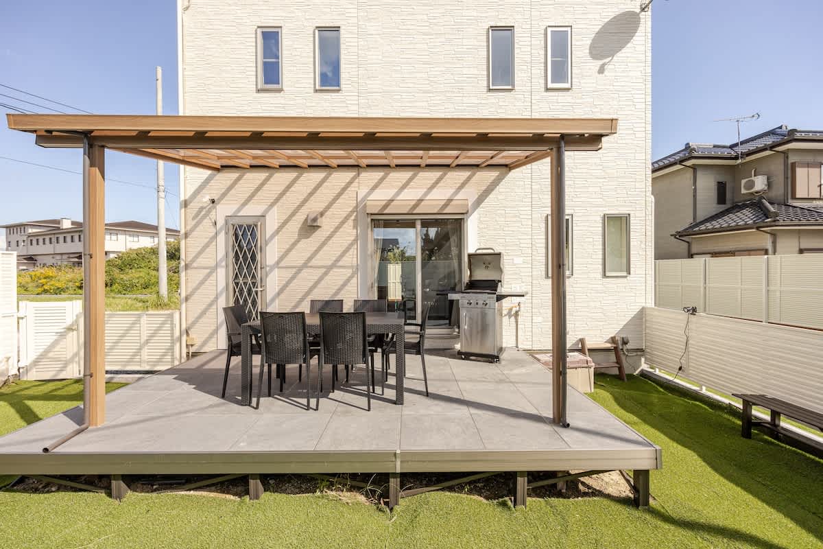 雨でもBBQができる屋根付きテラス席。　キッチンとリビング直結でらくらくな導線も魅力的。