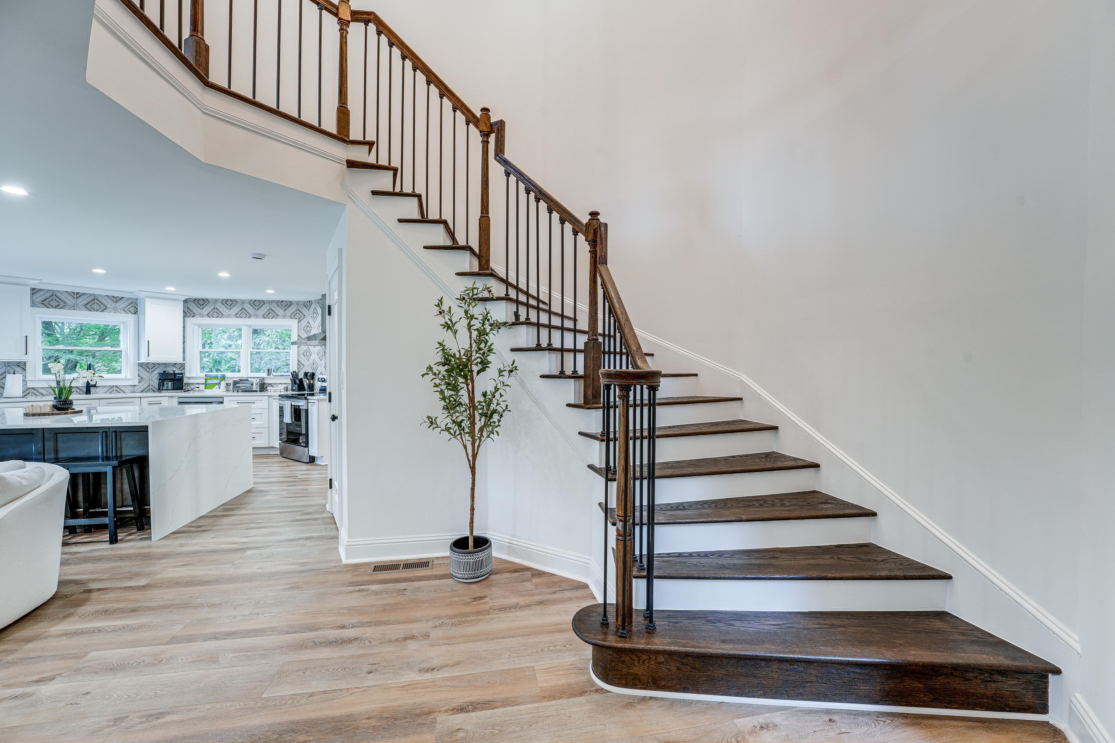 Hot Tub, Decks & 2 Kitchens: Mtn-View Jasper Gem!