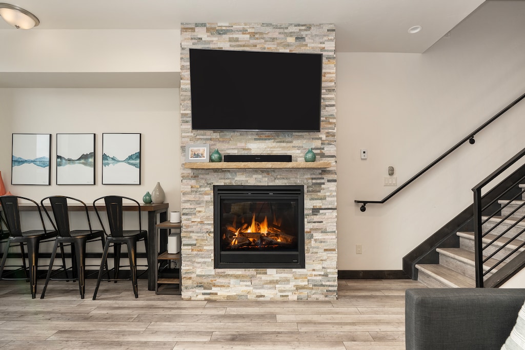 SWP Arrow 280 fireplace and TV with dining space
