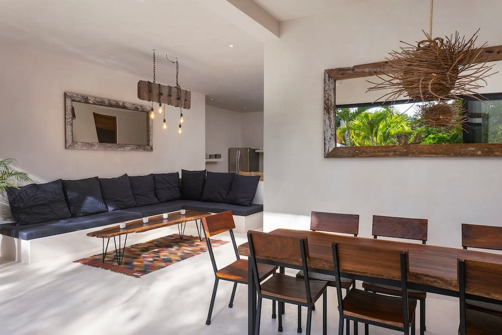 Living-dining room located on the ground floor with an open concept design. High ceilings and wooden decorations.