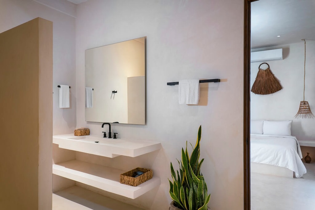 Modern bathroom with a washbasin and mirror.