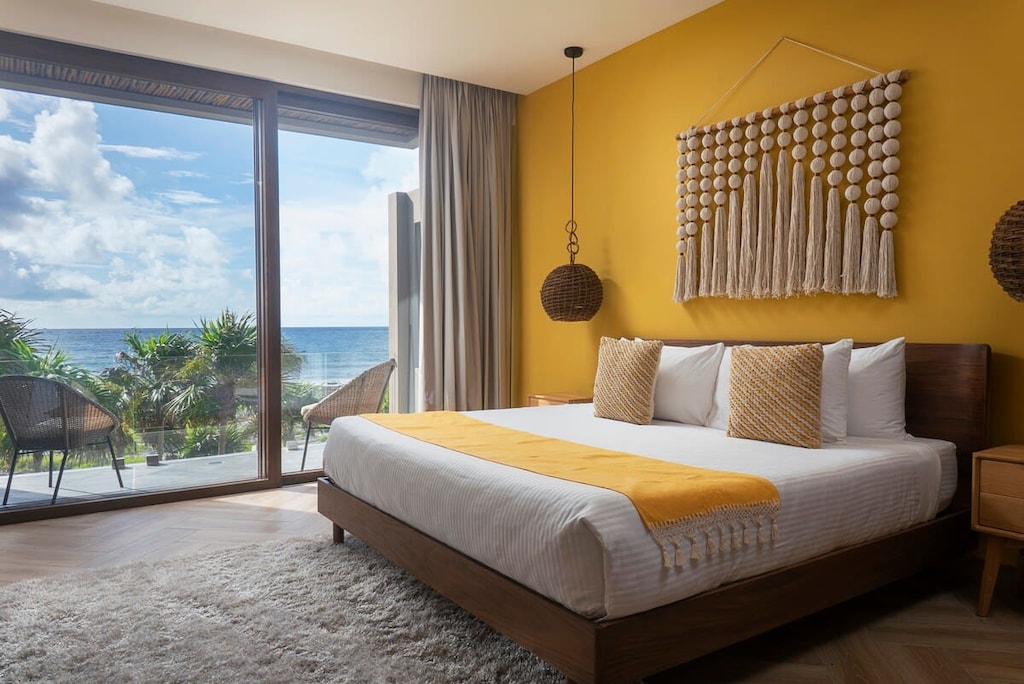 Beautiful room with an imposing sea view. It has its own balcony and a set of chairs.
