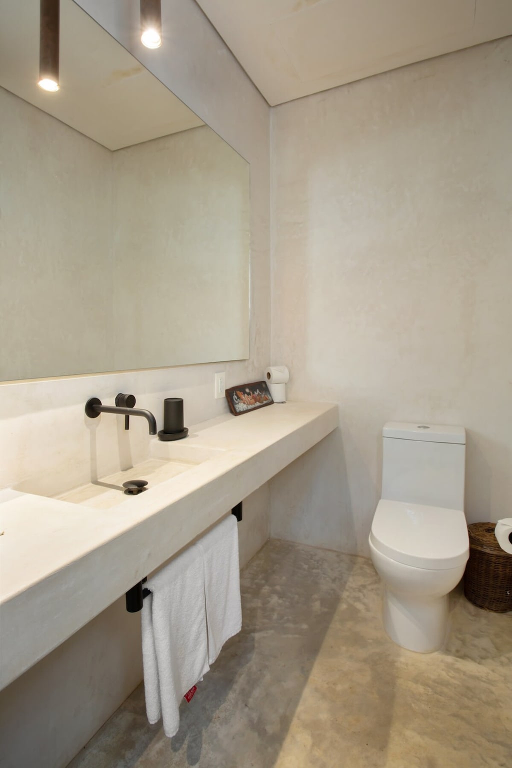 Modern and bright bathroom with an impressive mirror and a sink.