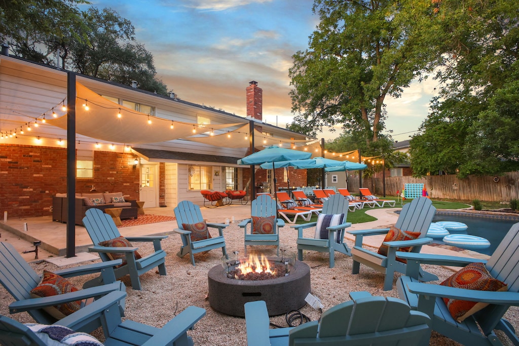 Cue the cozy vibes! As the sun dips below the horizon, our fire pit becomes the ultimate gathering spot. Picture this: warm embers, good company, and that perfect vacation feeling. Grab a blanket, your favorite drink, and let the magic unfold.
