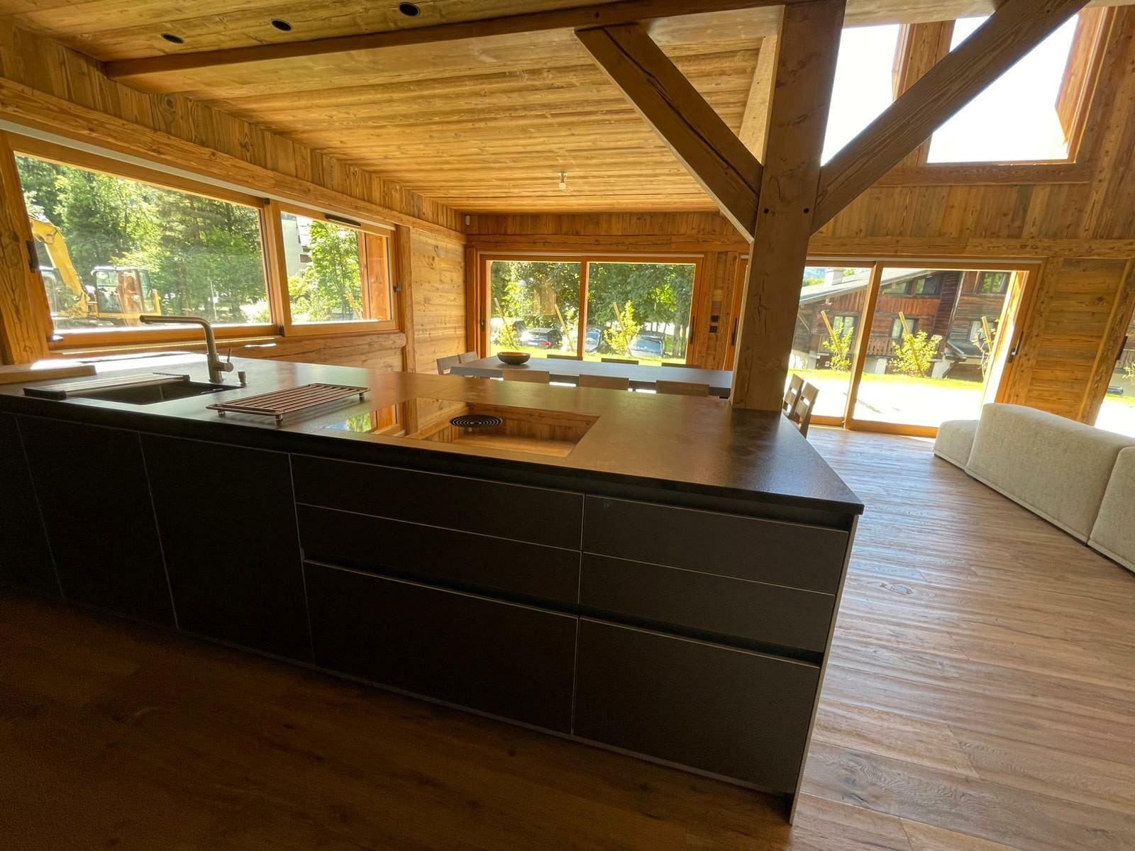 Spacious Chalet Retreat Featuring Outdoor Jacuzzi Spacious Chalet Retreat Featuring Outdoor Jacuzzi