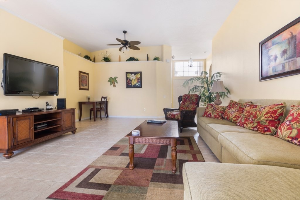 Bright and welcoming family room with an open layout, ideal for relaxation or entertaining.
