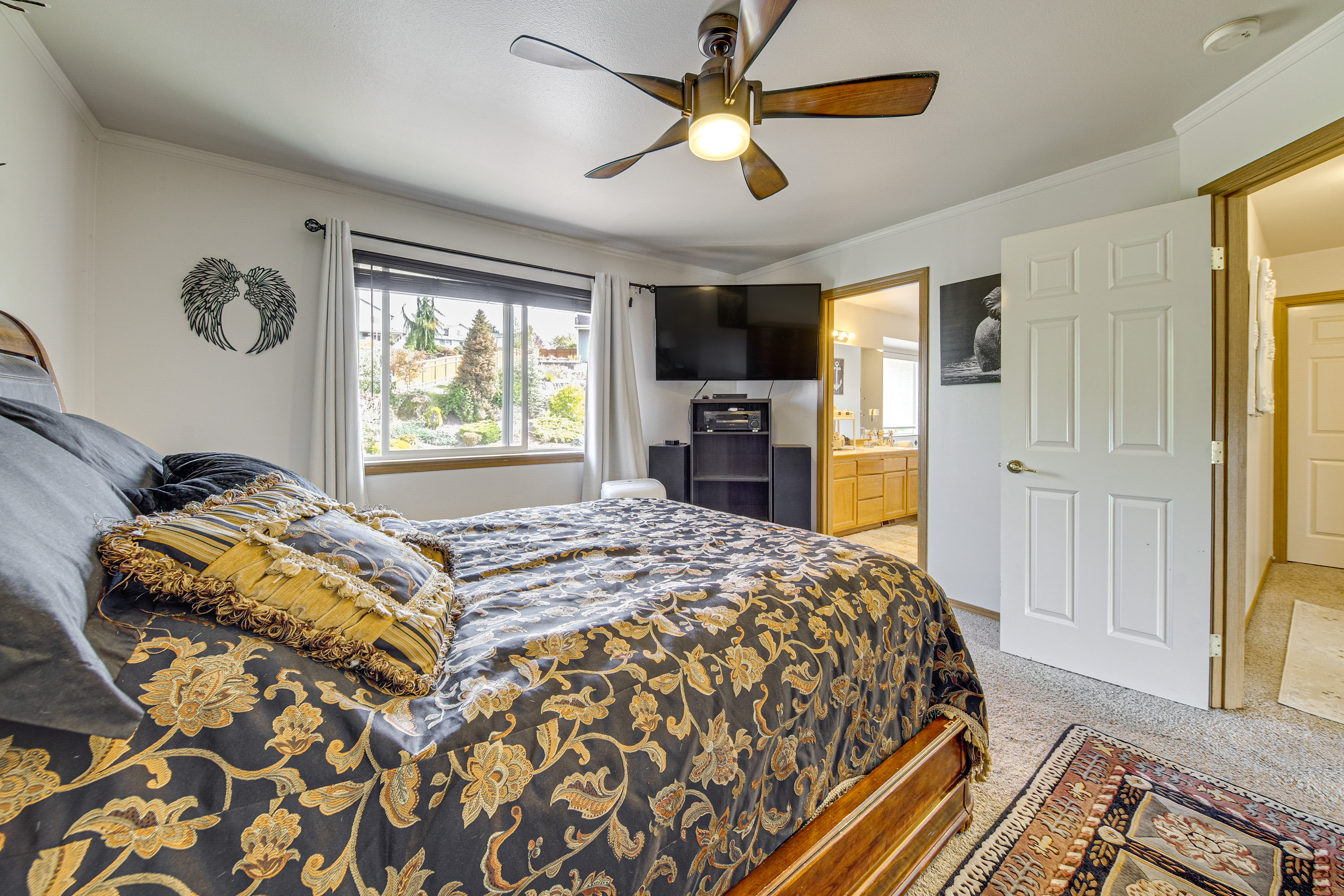 Spacious Yard & Deck: Home 8 Mi to Puget Sound!