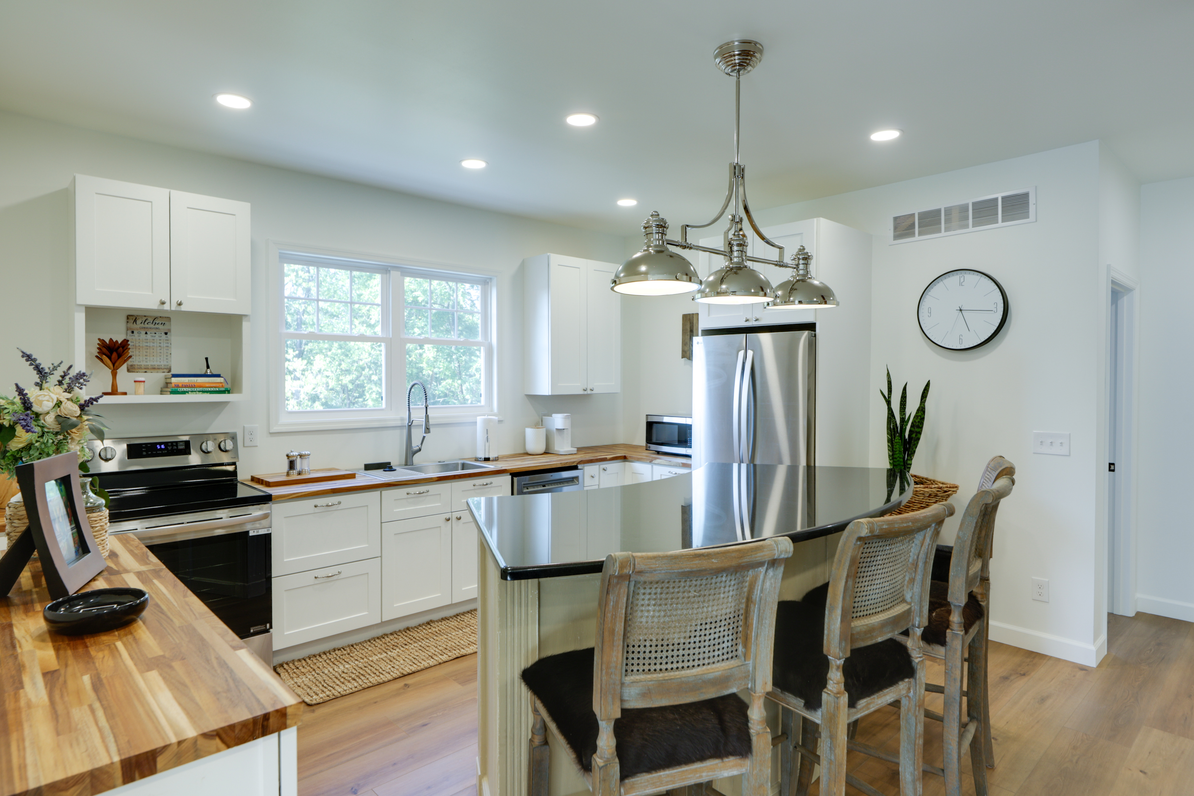 1 Block to Loveland Bike Trail: 'The Frog Man Inn'