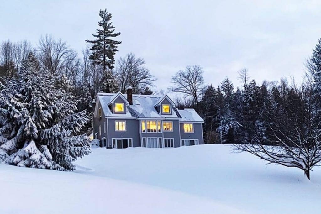 Lovely mountain retreat with amazing views, game room & firepit