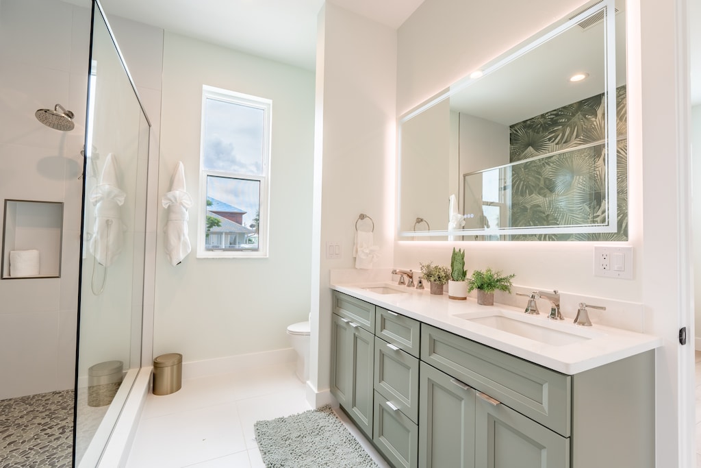 2nd Floor Primary King En-Suite Bathroom.