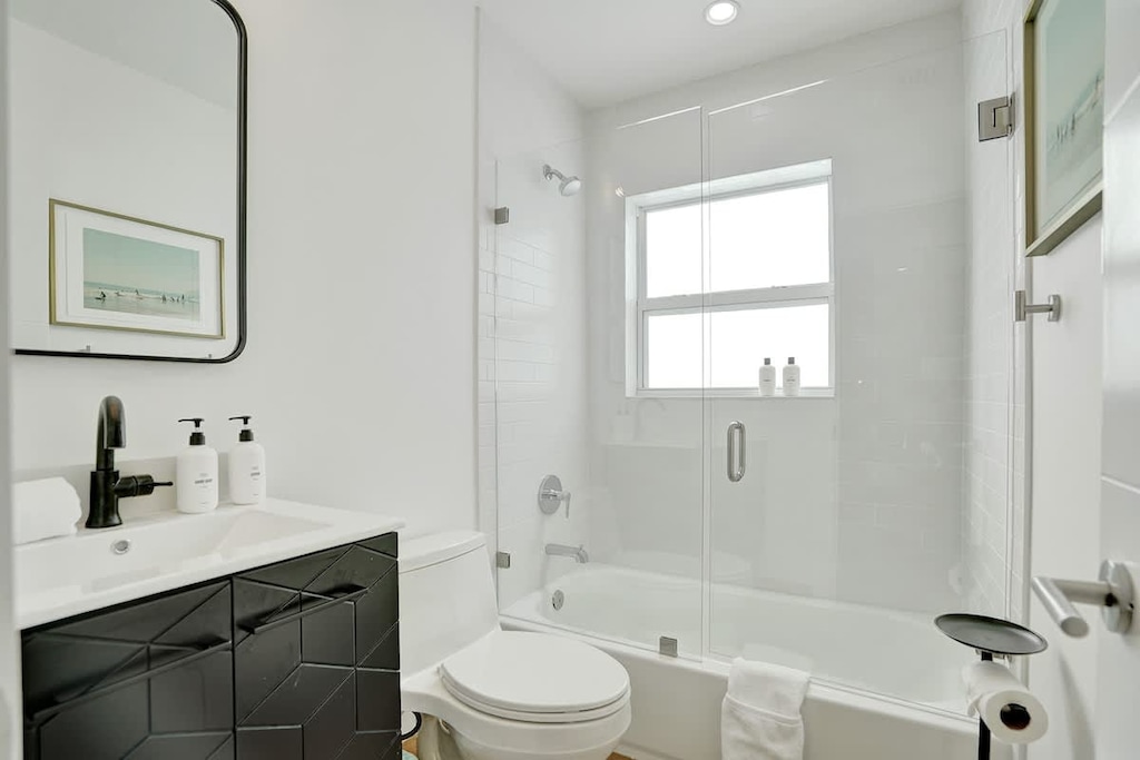 Full bathroom with hotel-quality luxury linens, and toiletries that are all non-toxic and natural made from premium, plant-based ingredients, fragranced with aromatherapeutic essential oils, and are vegan, and cruelty-free :)