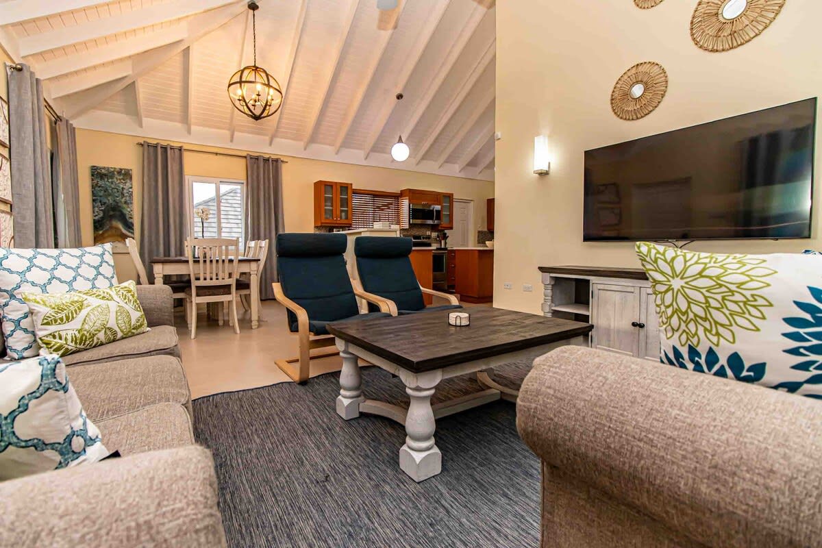 Spacious & inviting living room