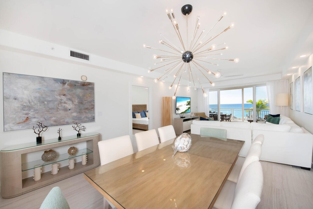 Dining area with dining table.