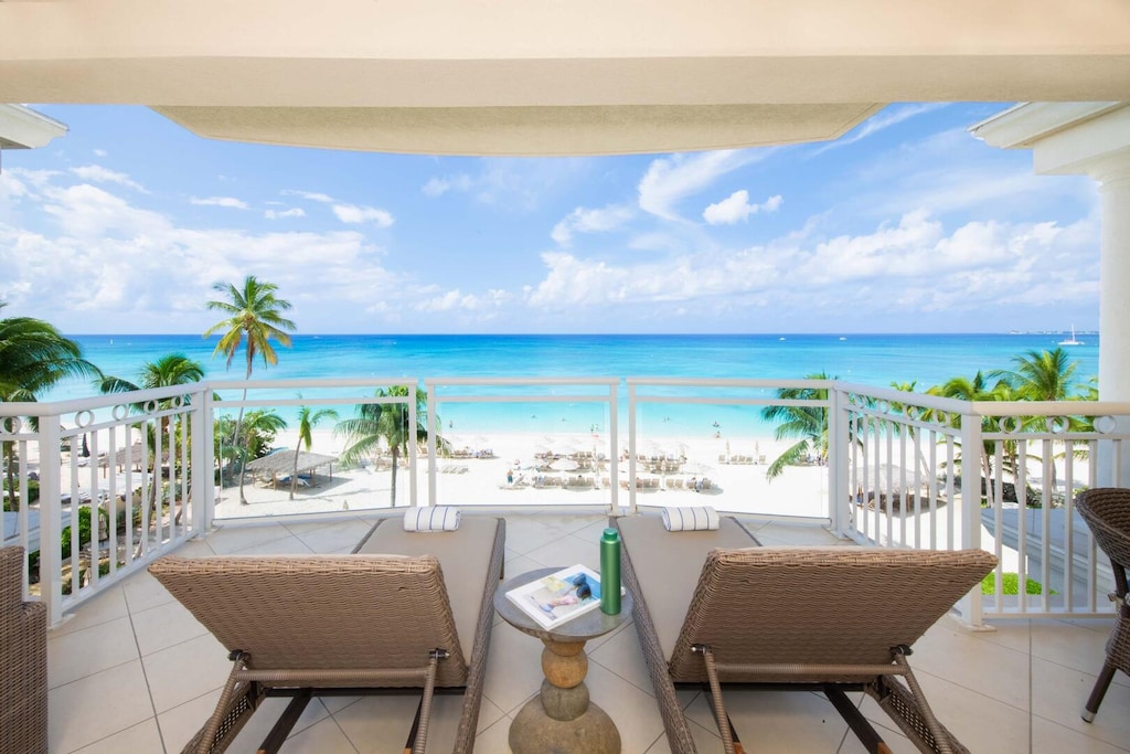 Enjoy elevated ocean views of Seven Mile Beach.