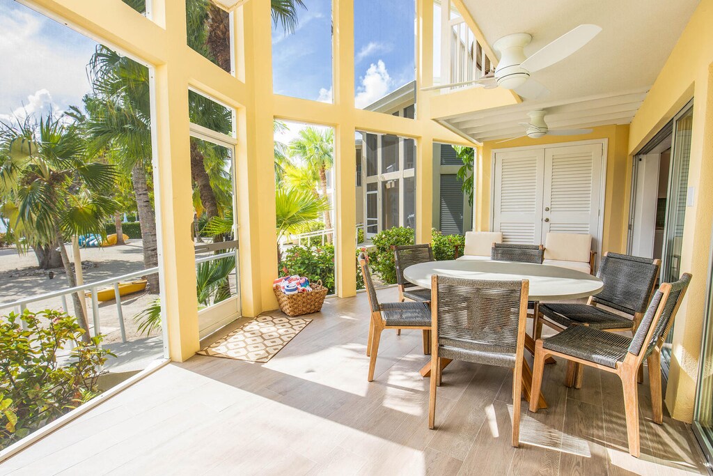 Screened patio with vaulted ceilings and a dining area.