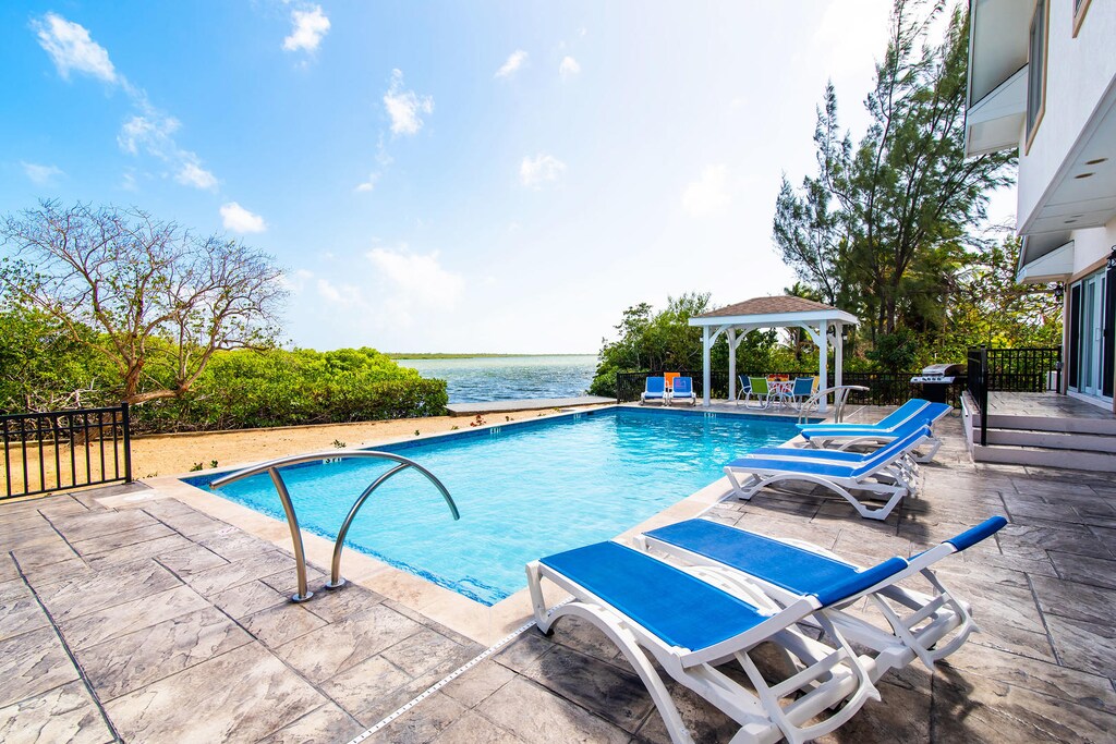 Private pool complete with sun loungers and a cabana for shade.