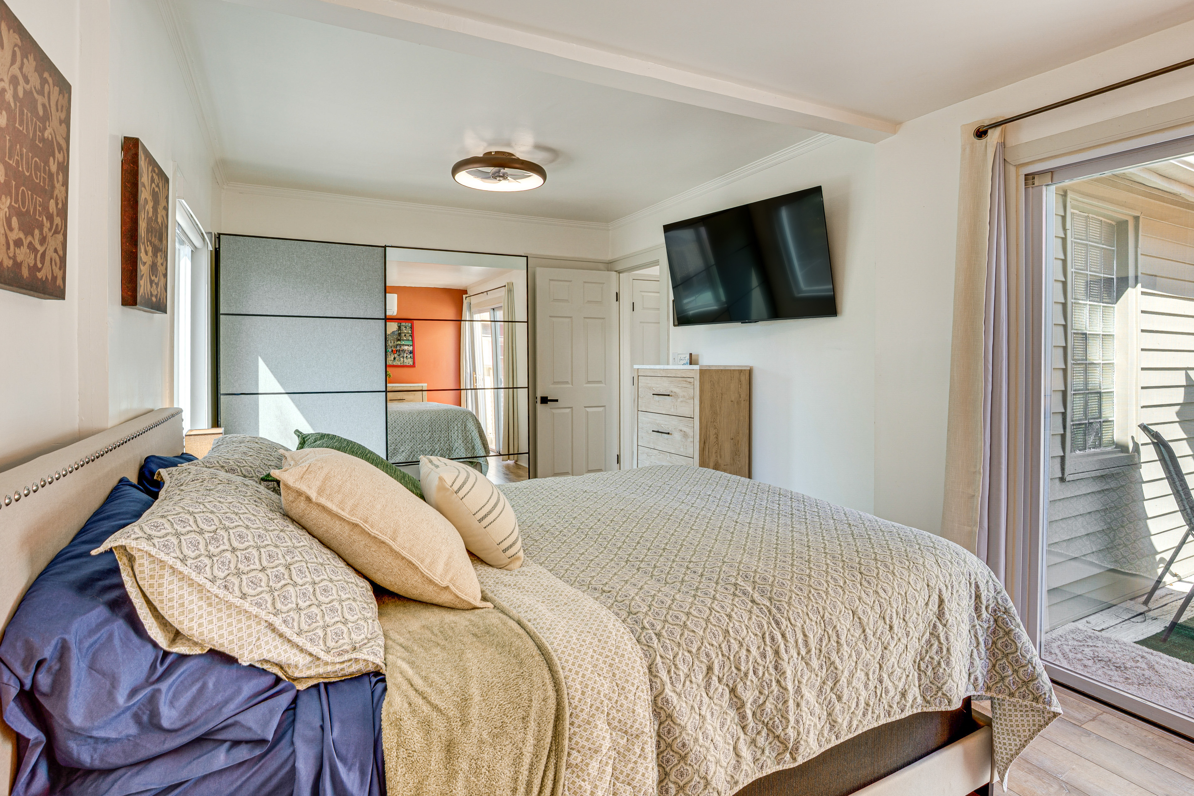 6 Mi to Arrowhead Stadium: Charming Home w/ Porch!