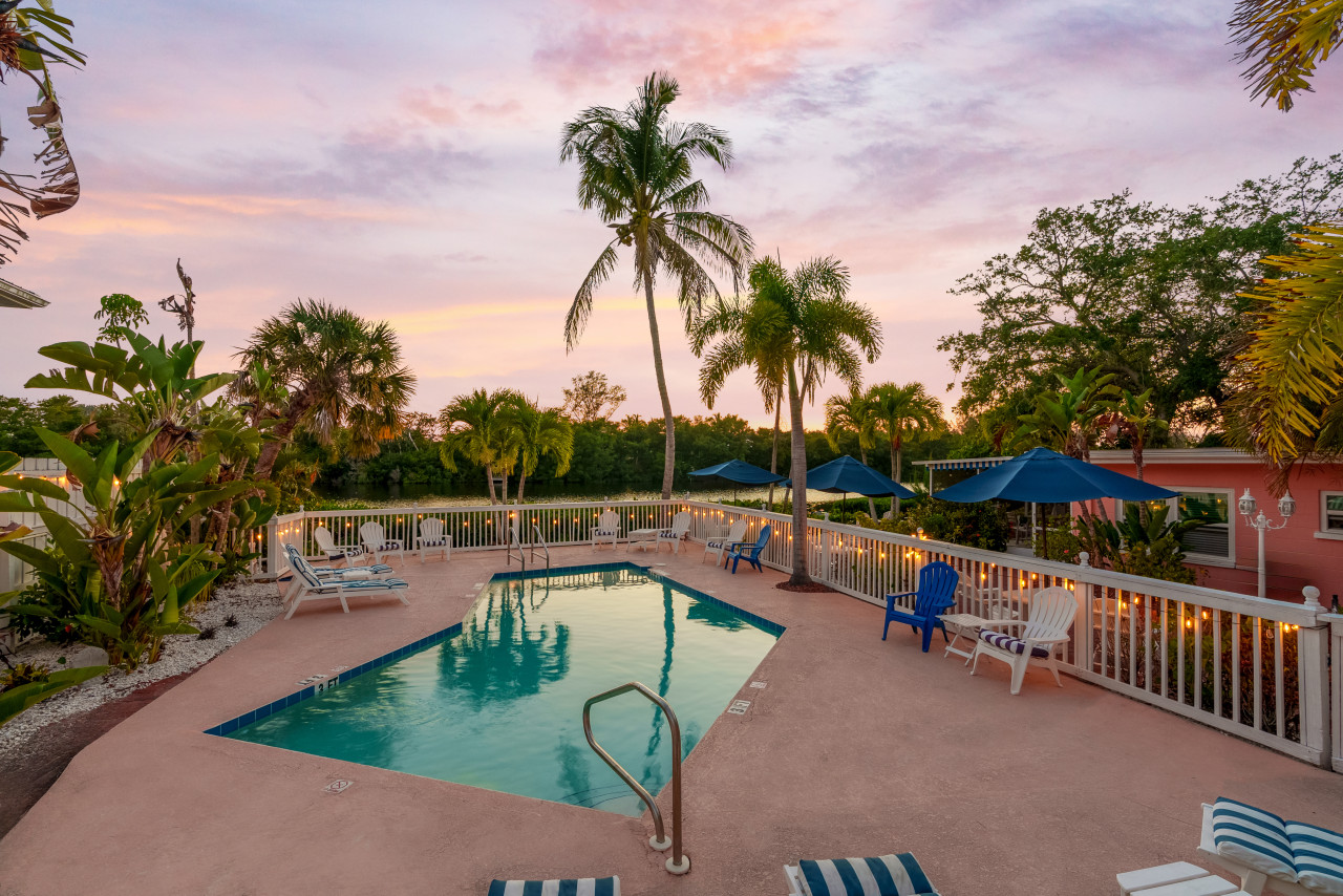 Heated Pool, Dock, Kayaks, on Lagoon, Turtle Beach 1-mile & Crescent Beach 2-miles, 1-bdr