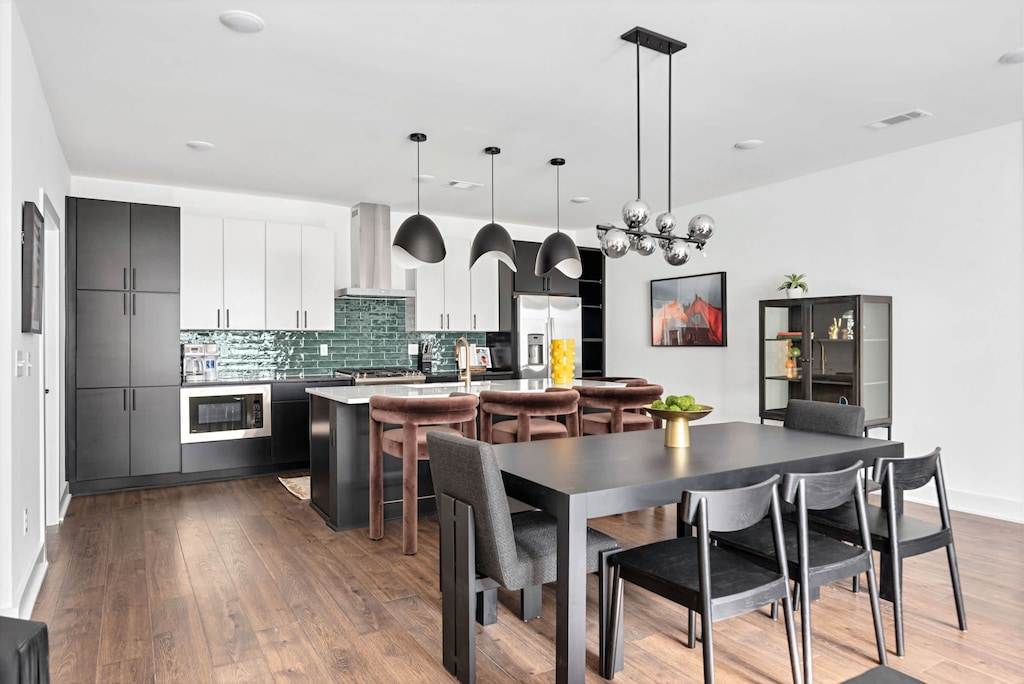 Discover Nashville in this chic vacation rental that combines modern elegance and comfort. Perfect for large groups and corporate retreats, enjoy meals at the spacious dining table and cook in the premium kitchen for a memorable stay in Music City.