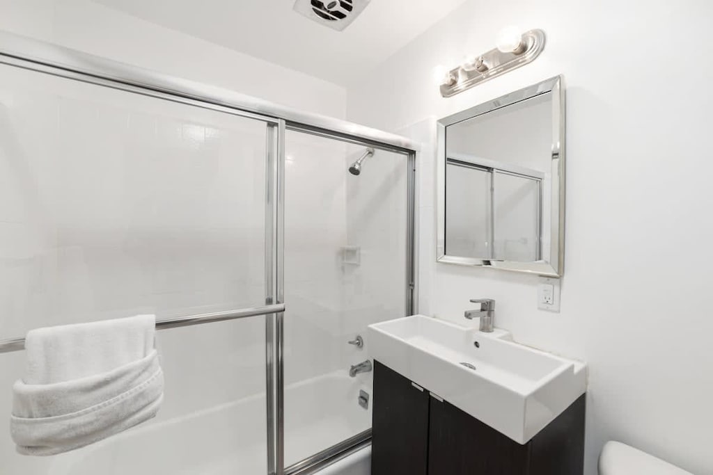 Family Bathroom with Bath Tub