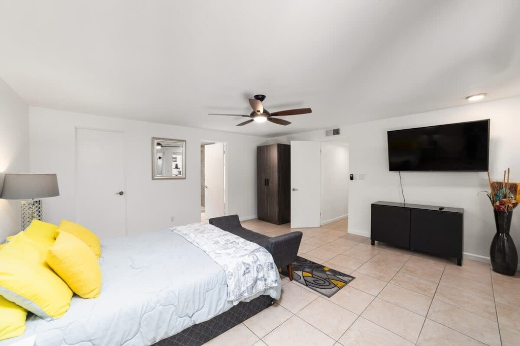 Master's Bedroom: 1 Queen Bed with Private Bathroom