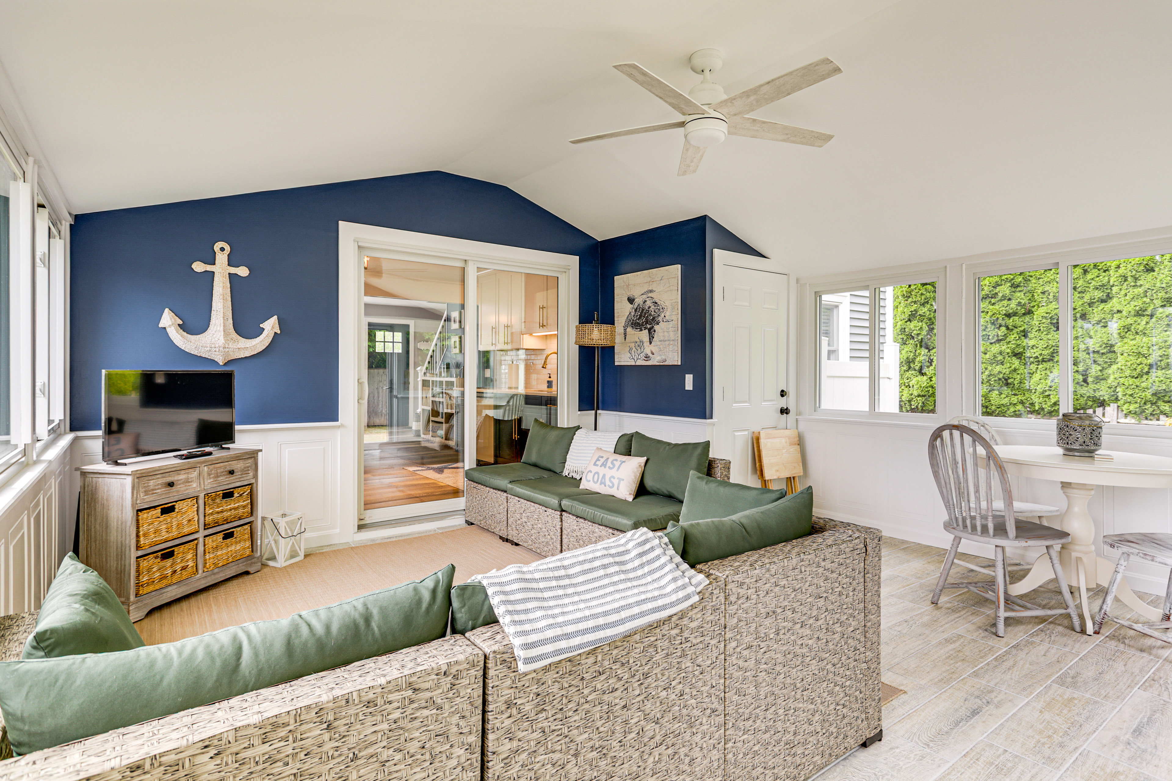 Coastal Charmer < 1 Mi to South Kingstown Beach