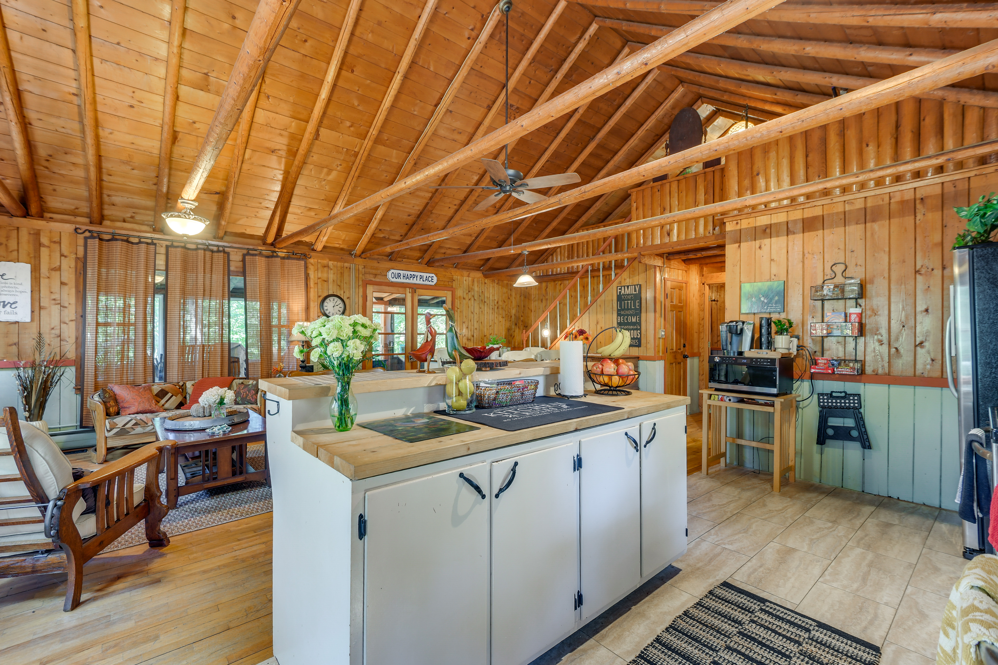 Lakefront Log Cabin Retreat w/ Hot tub + Kayaks!