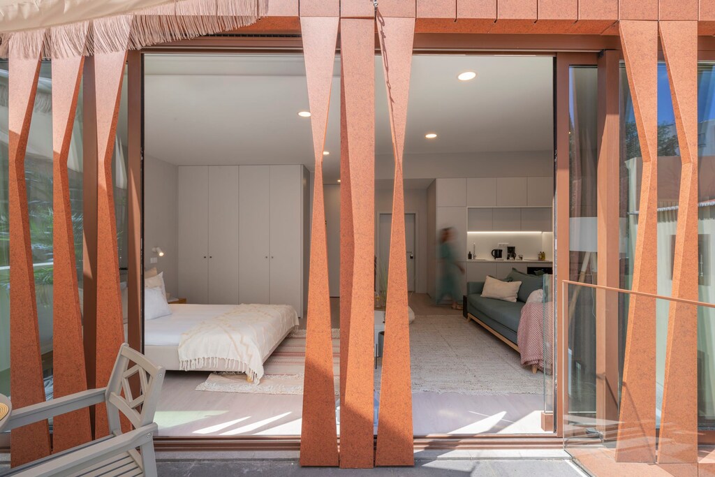 Bedroom with a double bed and a livingroom