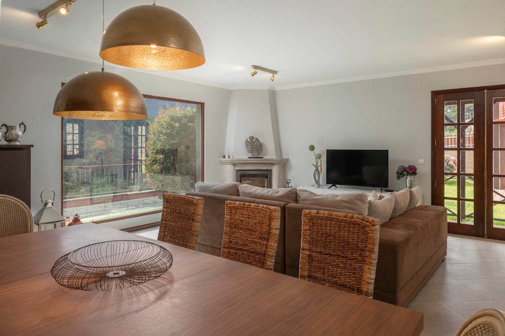 Livingroom and dining area