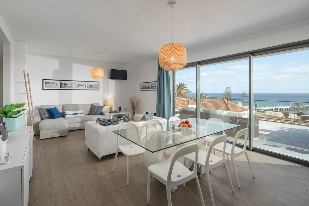 Livingroom and dining area