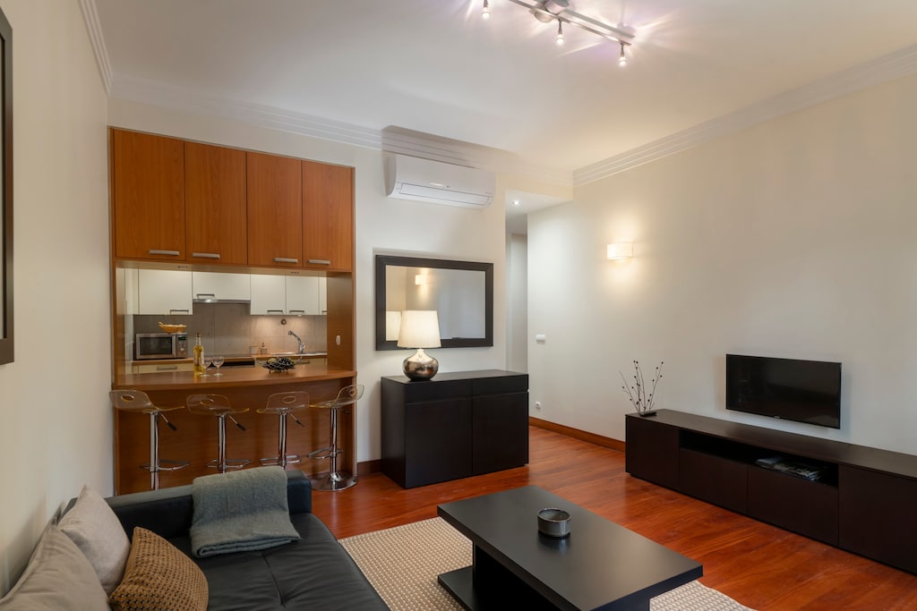 Livingroom witch a tv and dining area