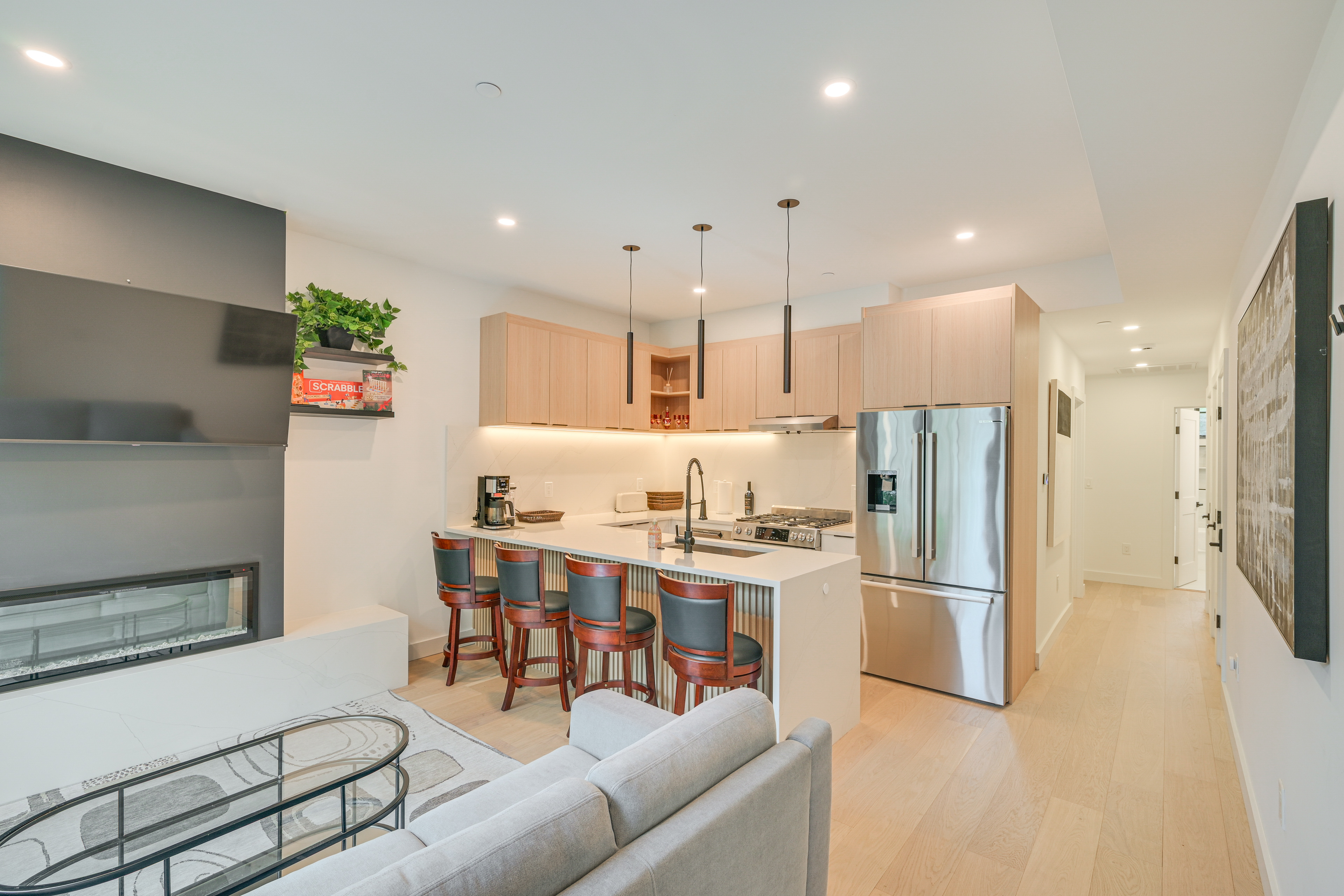 Near Biotechs & MIT: Cozy Condo w/ Fireplace