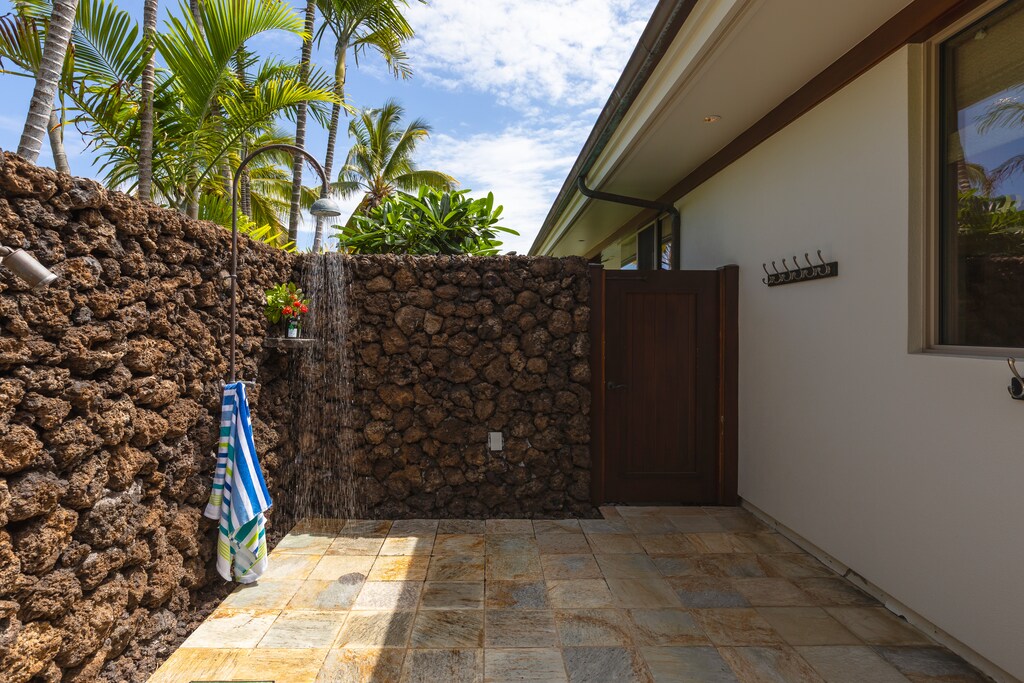 Second lava rock shower for bedroom 3—refresh after a swim or beach outing in peaceful seclusion.