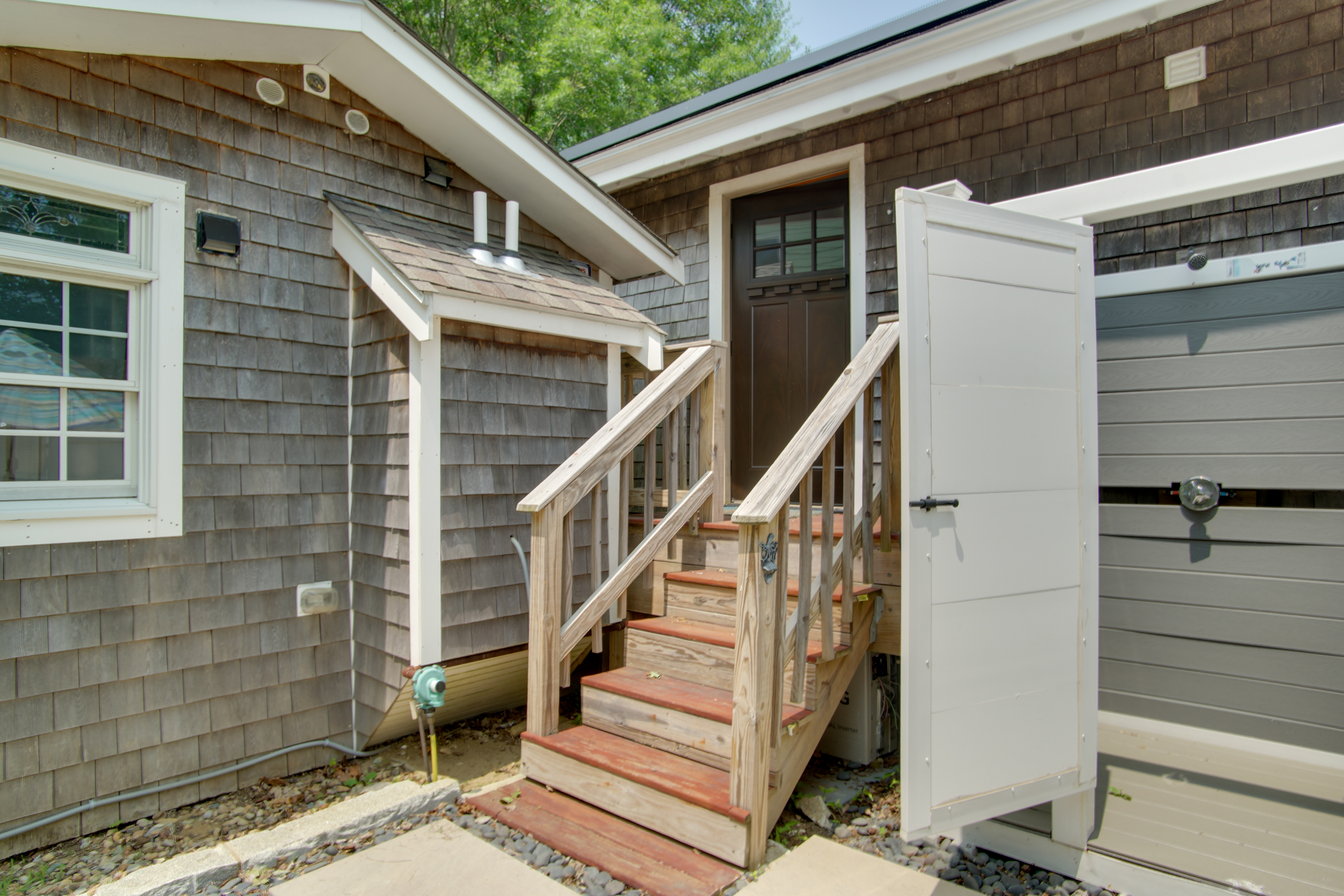 1 Mi to Ferry Terminal: Oak Bluffs Family Retreat!