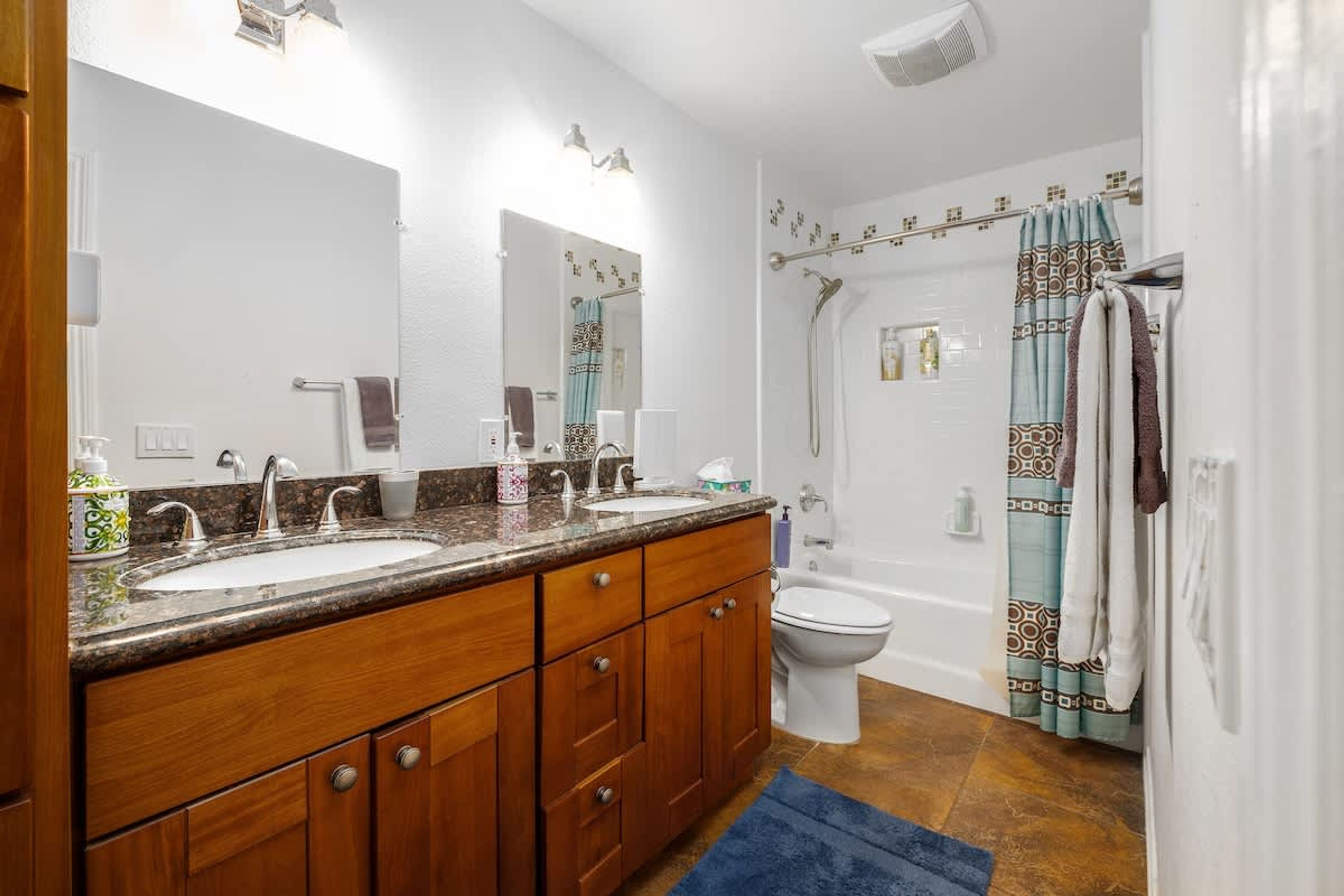 5 Bedroom Home With Firepit 5 Bedroom Home With Firepit