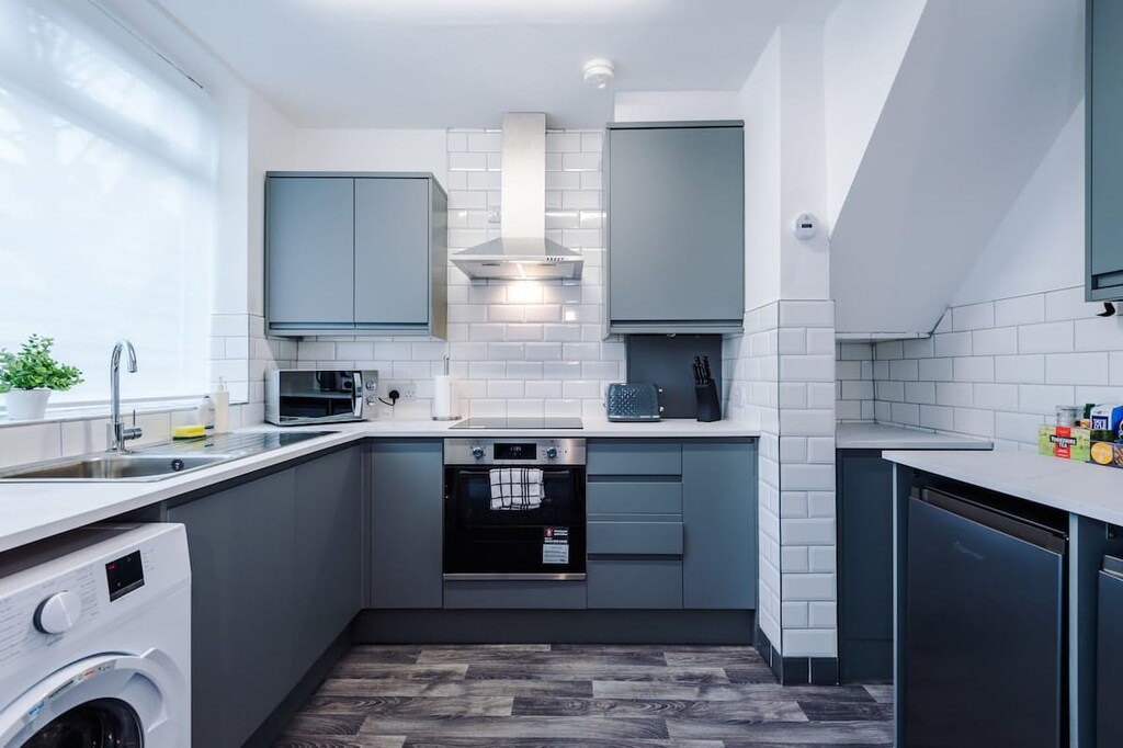 The fully equipped kitchen has everything you need for a long or short stay in Manchester.