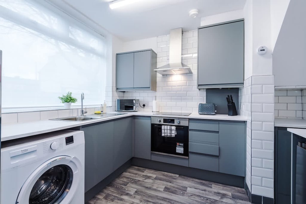 The fully equipped kitchen has everything you need for a long or short stay in Manchester.