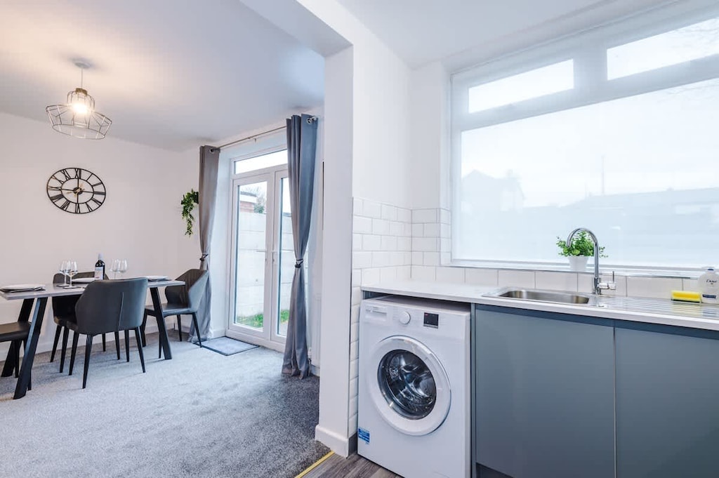 The fully equipped kitchen has everything you need for a long or short stay in Manchester.