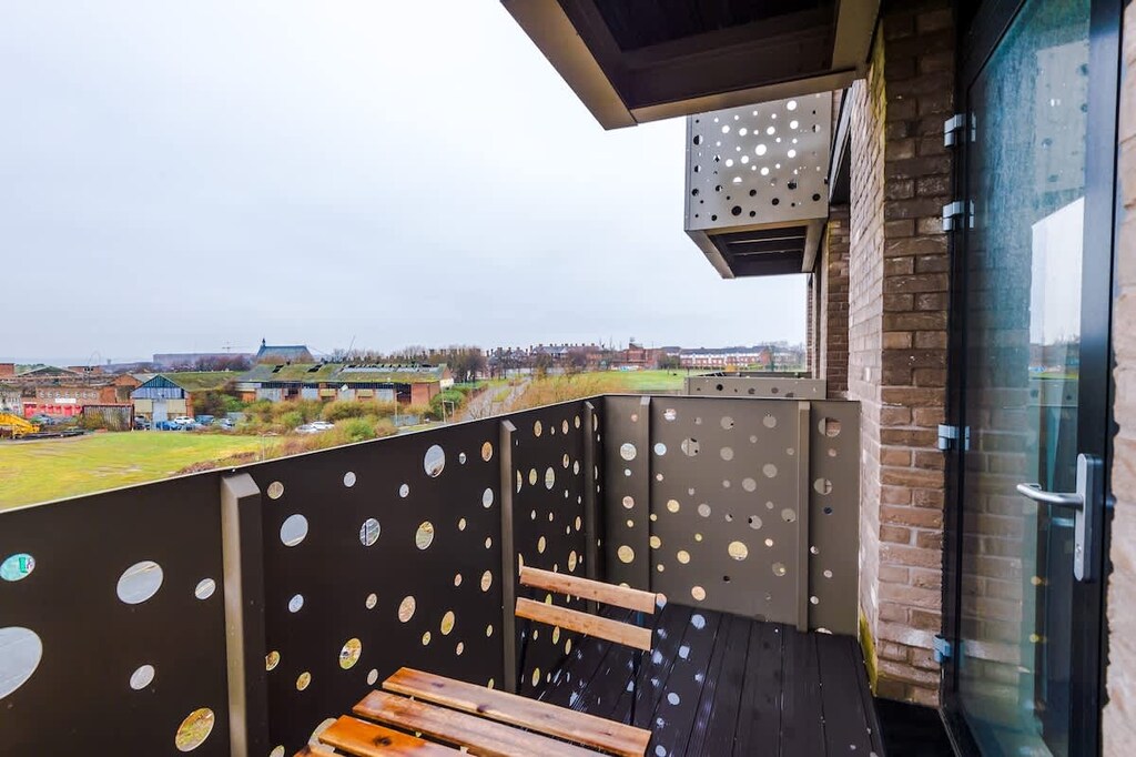 The flat benefits from a balcony with a 2-seater outdoor table.