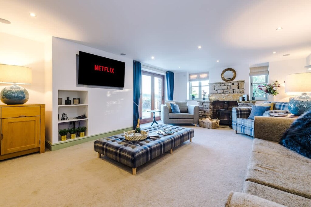 The spacious living room benefits from a 55-inch SMART TV with Netflix on the wall, plenty of space to sit down with family and friends in the evening, and a gorgeous log burner to keep warm in the evenings.