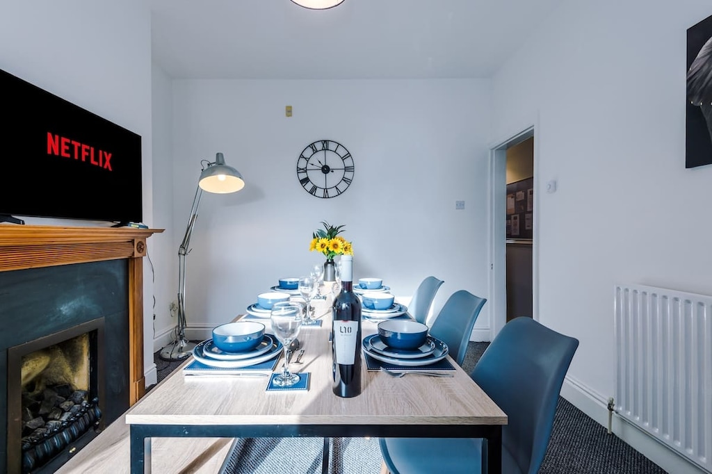 The large dining room can comfortably sit 6 round the table and is perfect for a sit-down meal in the evening.