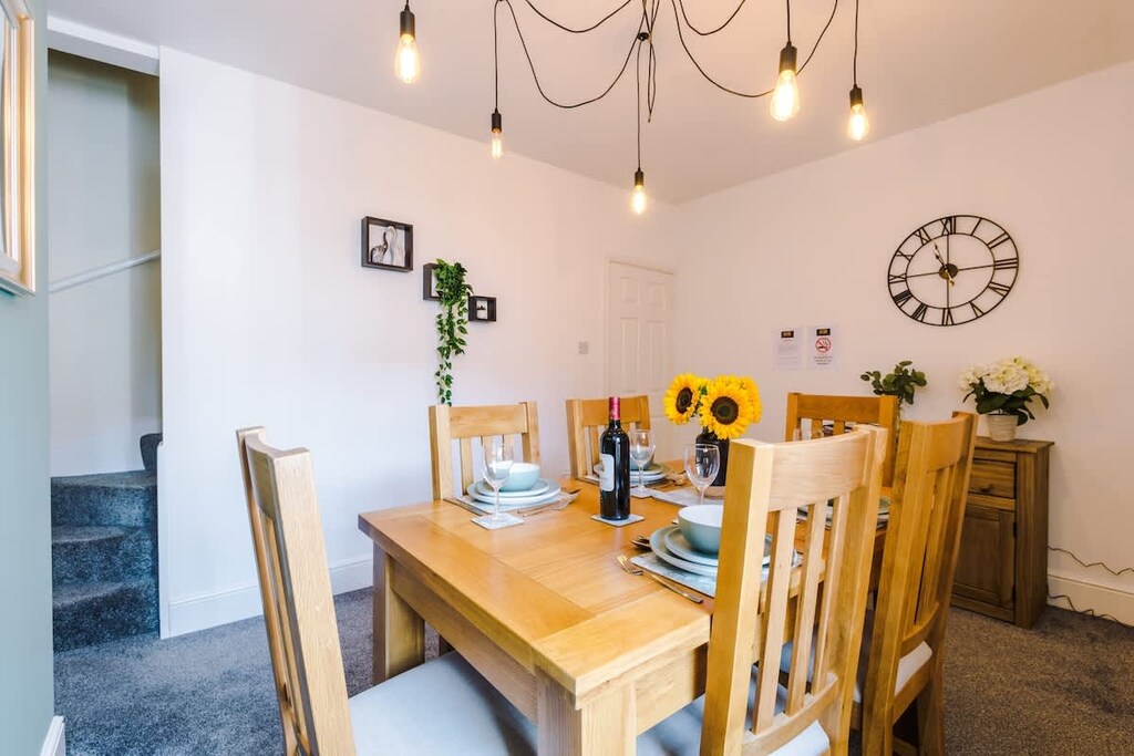 Large dining room with a table which can comfortably seat 6 people, perfect for an evening meal with friends or family.
